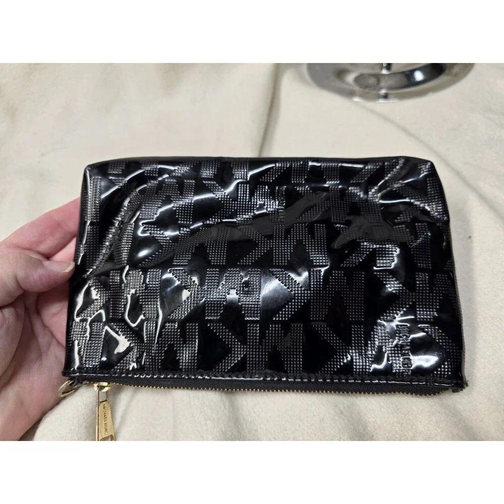 Michael Kors zipper closures